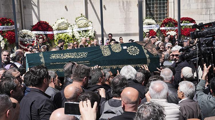 Tarkan annesi Neşe Tevetoğluna böyle veda etti Gözyaşları sel oldu