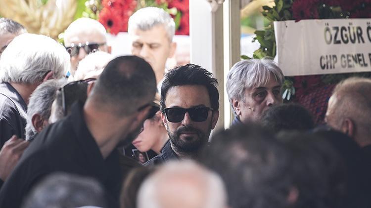 Tarkan annesi Neşe Tevetoğluna böyle veda etti Gözyaşları sel oldu