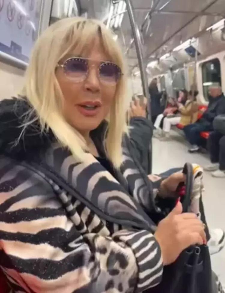 Ünlü isim İstanbulda metroya bindi, görenler şaşkına döndü Ben insan değil miyim