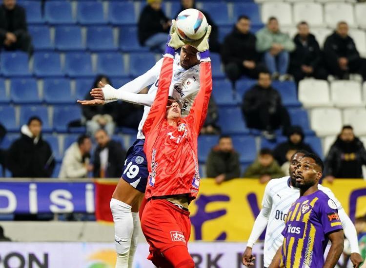 Berke Özer transferde ters köşe yapacak Süper Lig devine imza atacak