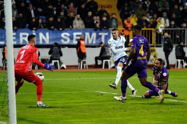 Berke Özer transferde ters köşe yapacak Süper Lig devine imza atacak