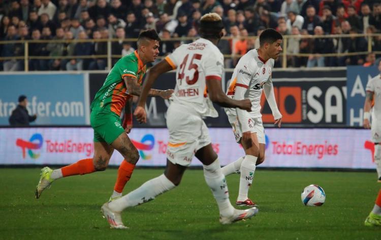 Galatasarayın ilk transferi hayırlı olsun Gizlice İstanbula geldi, Dursun Özbek transferi otelde bitirdi