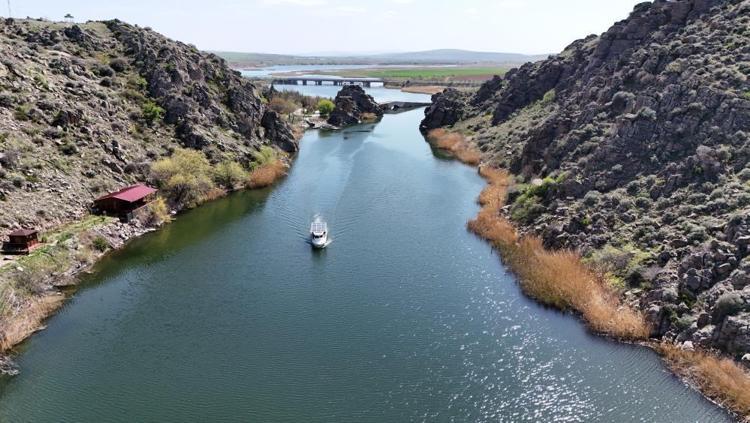 Kırıkkalede ziyaretçi akınına uğruyor: Tarihi köprü ve kanyon baharla şenlendi