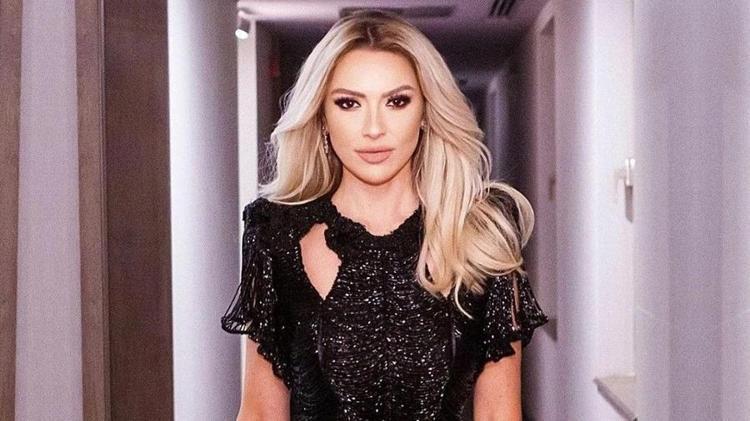 Süper mini elbisesi ve cesur dansına yorum yağdı