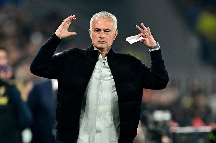 Mourinho maç sonunda küplere bindi: Amacınız nedir