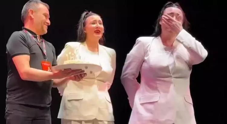 Yasemin Sakallıoğluna sahnede doğum günü sürprizi