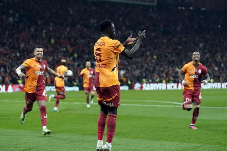 Galatasarayda Victor Osimhen şoku Taraftarlar yıkılacak, bomba patladı, imzayı attı