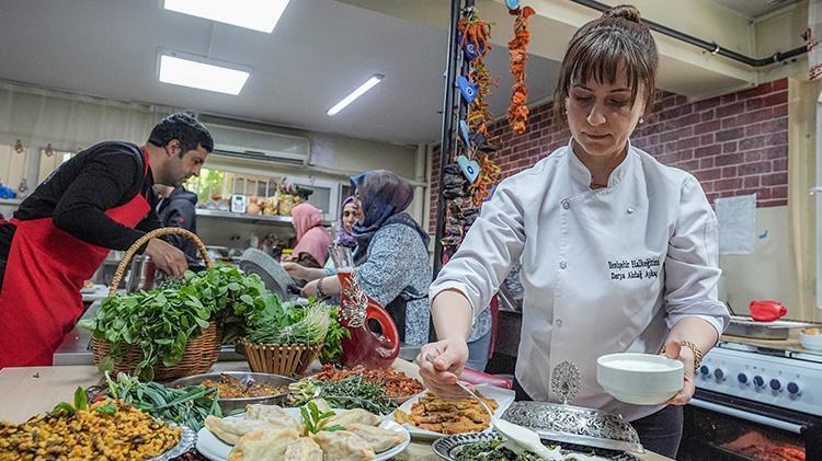 Diyarbakırda gören koştu, sepet sepet topladılar Şifalı olduğuna inanılıyor