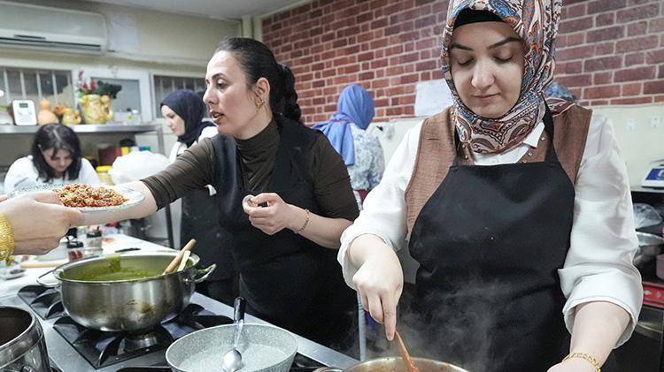 Diyarbakırda gören koştu, sepet sepet topladılar Şifalı olduğuna inanılıyor