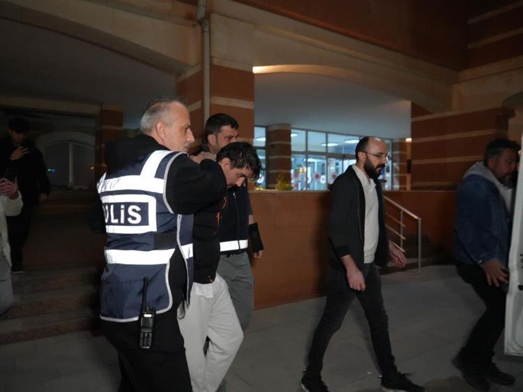 Nasrullah Meydanında çocuğuyla gezinirken yakalandı