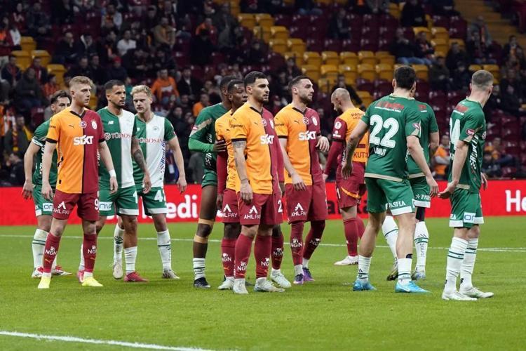 Fenerbahçenin puan kaybı sonrası Okan Buruk harekete geçti Tüm takımı toplayıp tek cümlede bitirdi
