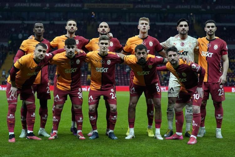 Fenerbahçenin puan kaybı sonrası Okan Buruk harekete geçti Tüm takımı toplayıp tek cümlede bitirdi