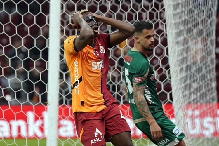 Fenerbahçenin puan kaybı sonrası Okan Buruk harekete geçti Tüm takımı toplayıp tek cümlede bitirdi