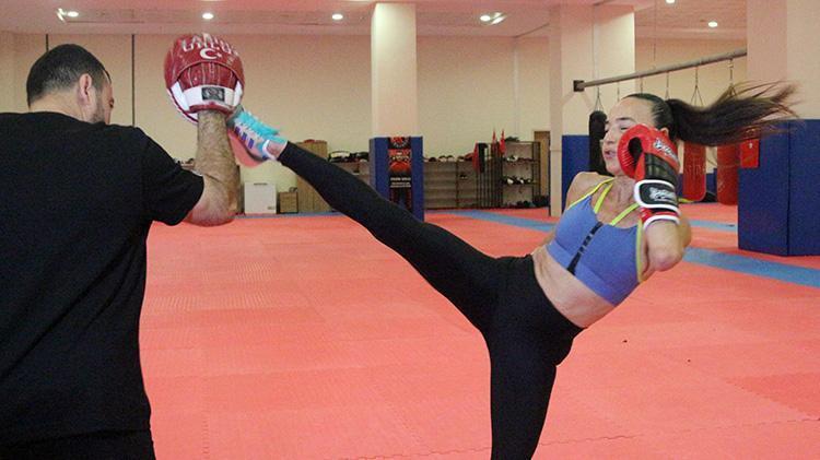 Spor tutkunun kadının yaşını tahmin etmek çok zor Muay thai ve koşu sporları sayesinde yıllara meydan okuyor