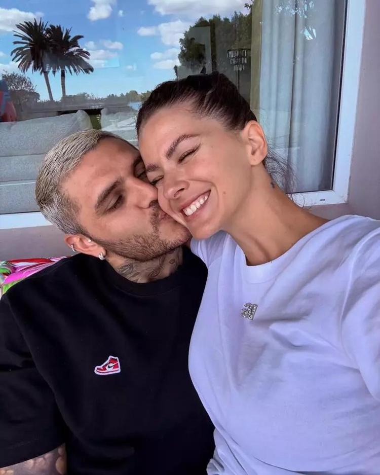 Icardi Wanda ile verdiği pozu bu kez sevgilisi China Suarez ile verdi
