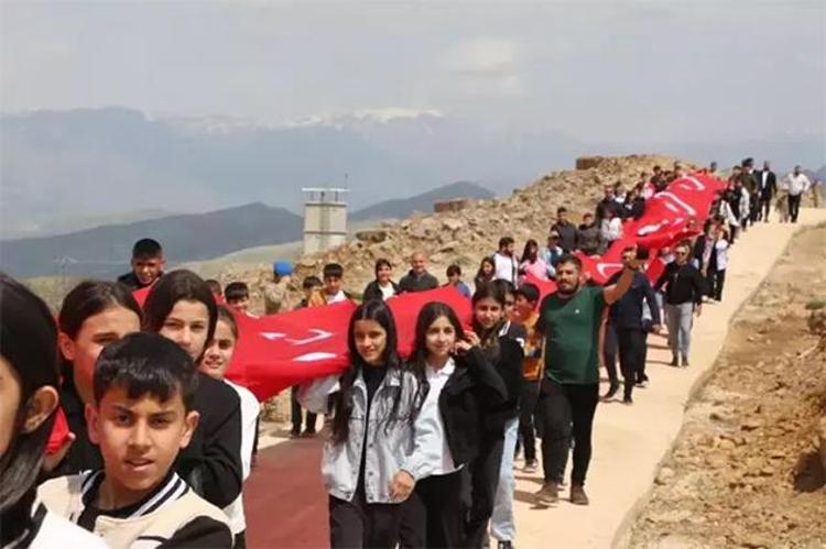105 ÇOCUK, CUDİ DAĞI’NDA 105 METRELİK TÜRK BAYRAĞIYLA YÜRÜDÜ