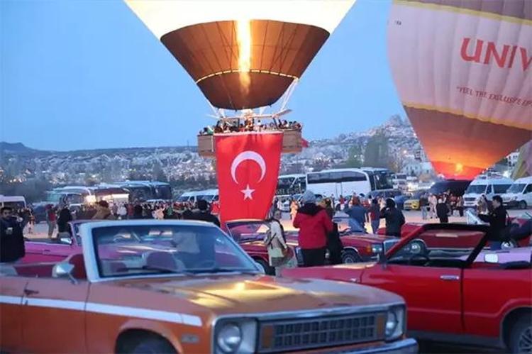 KAPADOKYADA BALONLAR TÜRK BAYRAKLARIYLA UÇTU