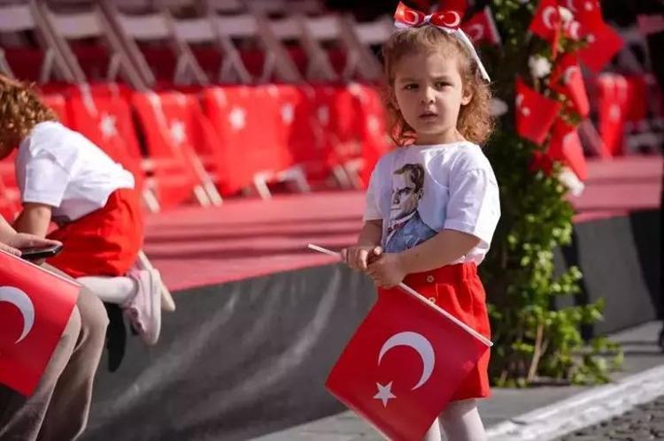 İZMİRDE 23 NİSAN KUTLAMALARI