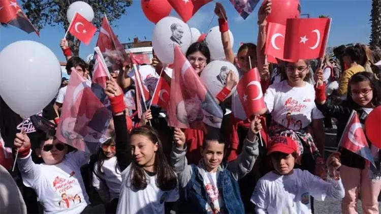 BÜYÜKÇEKMECE’DE 23 NİSAN COŞKUSU SOKAKLARA TAŞTI