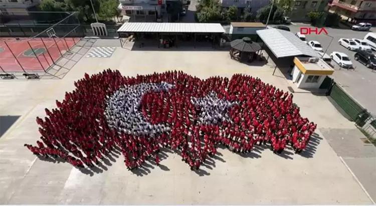 23 NİSAN KUTLAMASINDA, 1300 YÜREK, TEK HARİTA