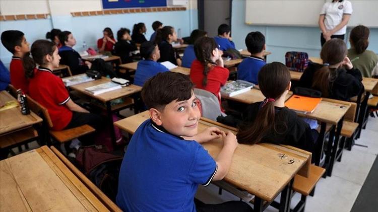 Okullar tatil mi 24 Nisan Perşembe İstanbulda okullar tatil oldu mu Deprem sonrası yeni karar...
