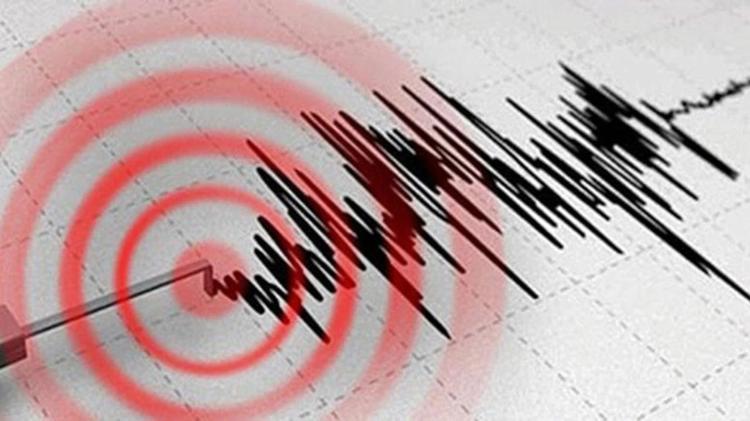 DEPREM SONRASI SOKAKLARA DÖKÜLDÜLER