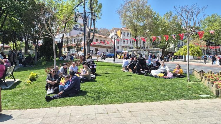 İstanbulda deprem endişesi sürüyor Geceyi dışarıda geçiren vatandaşlara çorba ikramı