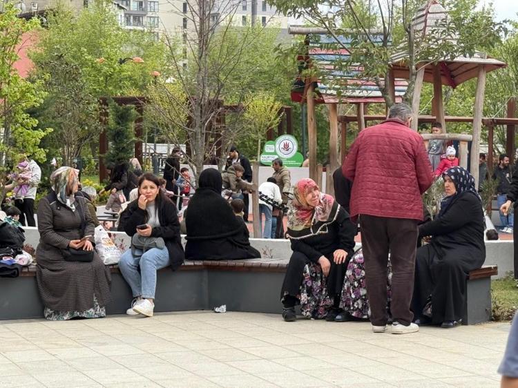 İstanbulda deprem endişesi sürüyor Geceyi dışarıda geçiren vatandaşlara çorba ikramı