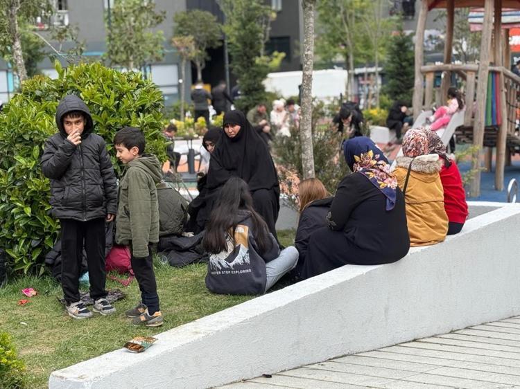İstanbulda deprem endişesi sürüyor Geceyi dışarıda geçiren vatandaşlara çorba ikramı
