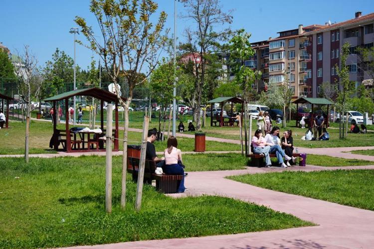 İstanbulda deprem endişesi sürüyor Geceyi dışarıda geçiren vatandaşlara çorba ikramı