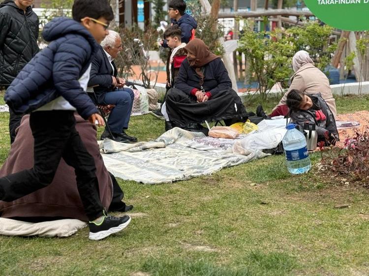 İstanbulda deprem endişesi sürüyor Geceyi dışarıda geçiren vatandaşlara çorba ikramı