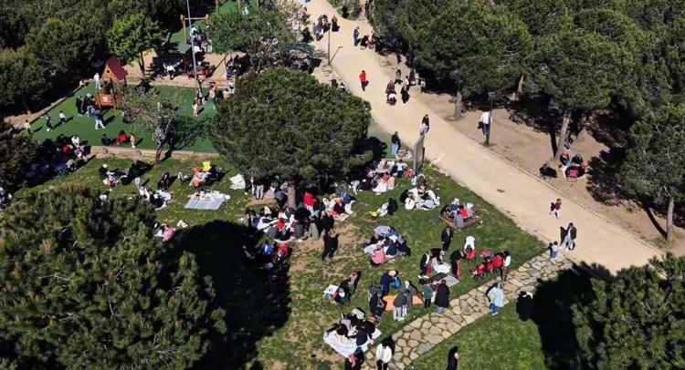 İstanbulda deprem endişesi sürüyor Geceyi dışarıda geçiren vatandaşlara çorba ikramı