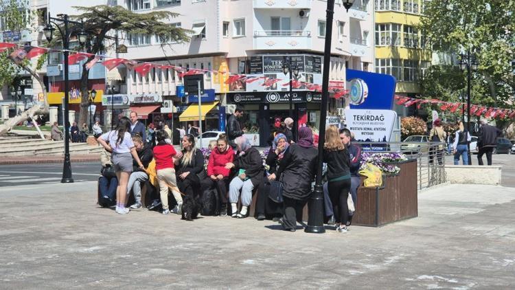 İstanbulda deprem endişesi sürüyor Geceyi dışarıda geçiren vatandaşlara çorba ikramı