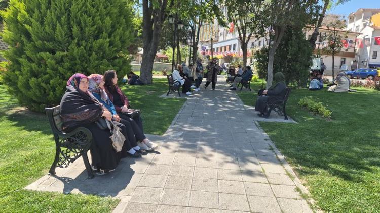 İstanbulda deprem endişesi sürüyor Geceyi dışarıda geçiren vatandaşlara çorba ikramı