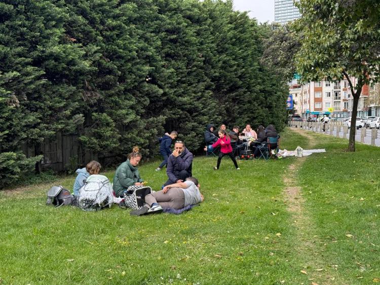 İstanbulda deprem endişesi sürüyor Geceyi dışarıda geçiren vatandaşlara çorba ikramı