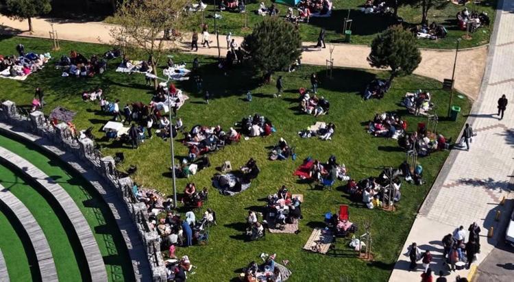 İstanbulda deprem endişesi sürüyor Geceyi dışarıda geçiren vatandaşlara çorba ikramı