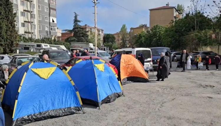 İstanbulda deprem endişesi sürüyor Geceyi dışarıda geçiren vatandaşlara çorba ikramı