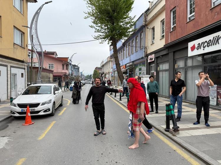 İstanbulda deprem endişesi sürüyor Geceyi dışarıda geçiren vatandaşlara çorba ikramı