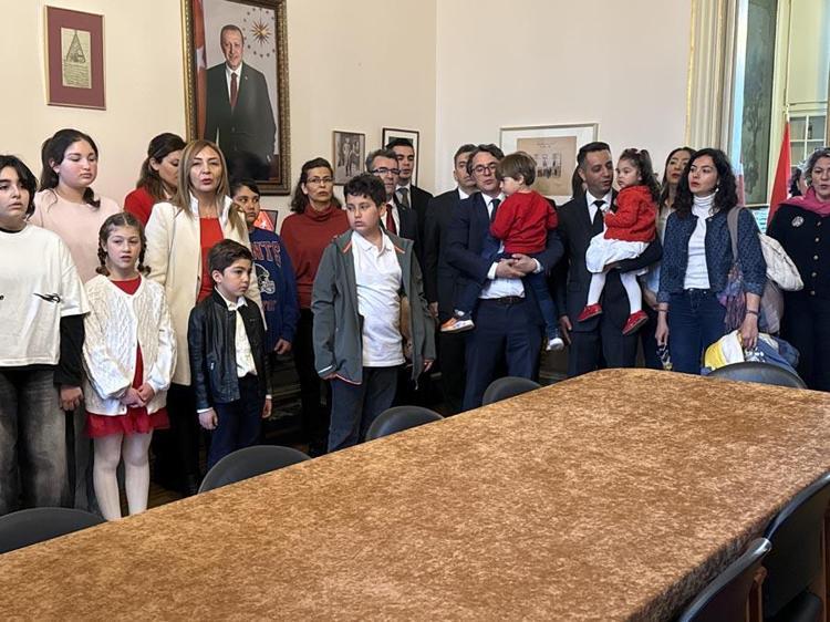 Hollandada özel olarak yetiştirilen bir lale türüne 23 Nisan kutlamasında Anadolu ismi verildi