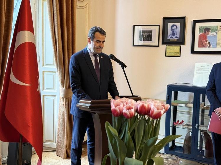 Hollandada özel olarak yetiştirilen bir lale türüne 23 Nisan kutlamasında Anadolu ismi verildi