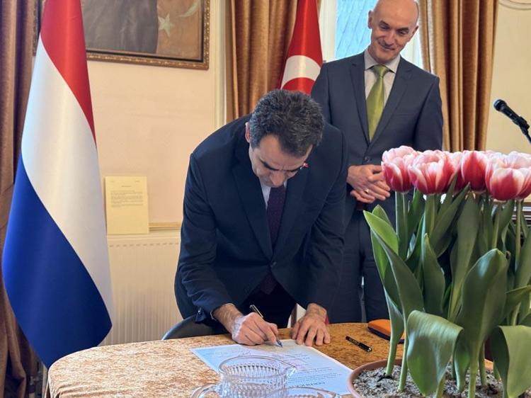 Hollandada özel olarak yetiştirilen bir lale türüne 23 Nisan kutlamasında Anadolu ismi verildi