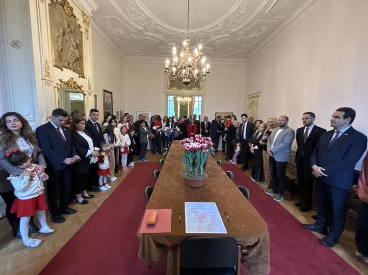 Hollandada özel olarak yetiştirilen bir lale türüne 23 Nisan kutlamasında Anadolu ismi verildi