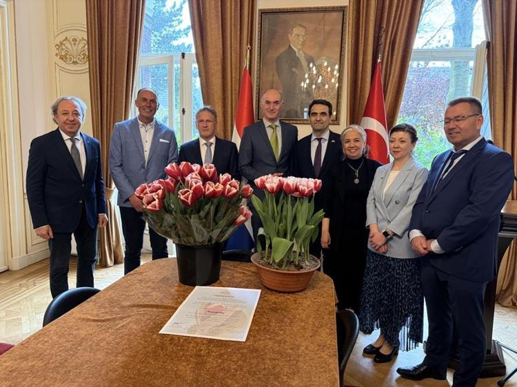 Hollandada özel olarak yetiştirilen bir lale türüne 23 Nisan kutlamasında Anadolu ismi verildi