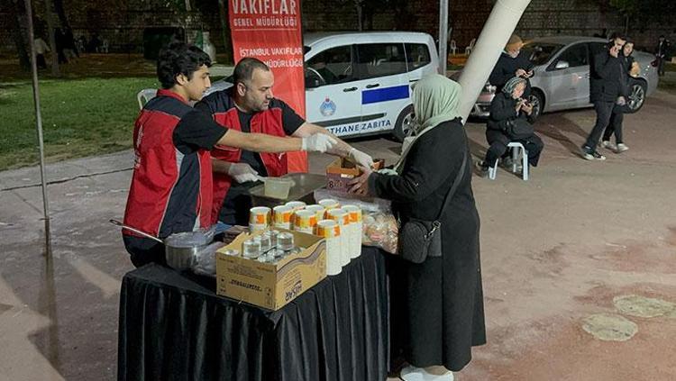 İstanbulda deprem endişesi sürüyor Geceyi dışarıda geçiren vatandaşlara çorba ikramı