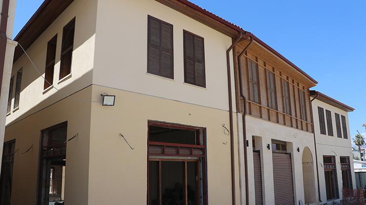 Depremin vurduğu şehirde yeni ticaret merkezi olacak Yüzlerce kişi dükkanlarının bitmesini bekliyor