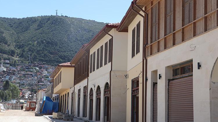 Depremin vurduğu şehirde yeni ticaret merkezi olacak Yüzlerce kişi dükkanlarının bitmesini bekliyor