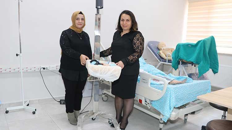 Sezaryen sonrası emzirme artık daha kolay 17 yıllık hemşirenin geliştirdiği emzirme beşiği annelere destek oluyor