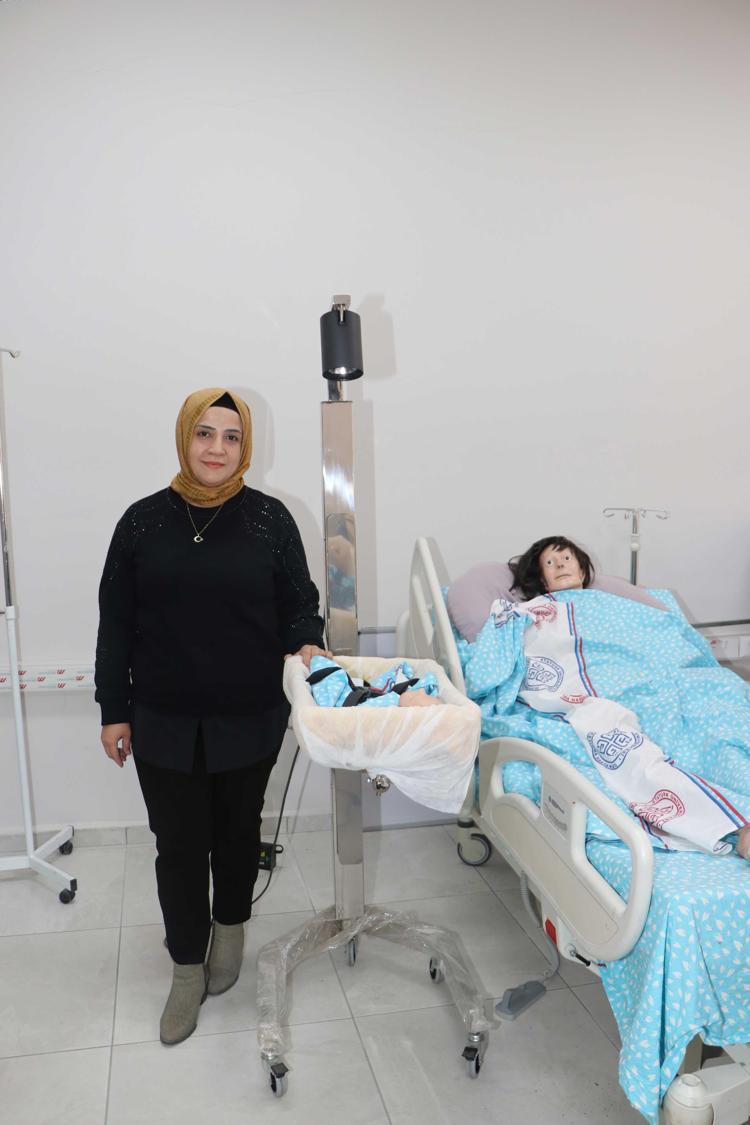 Sezaryen sonrası emzirme artık daha kolay 17 yıllık hemşirenin geliştirdiği emzirme beşiği annelere destek oluyor