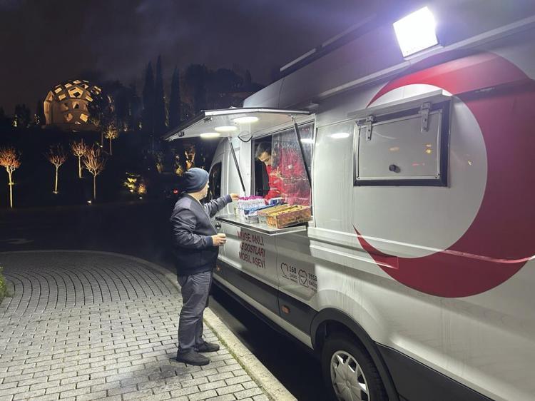 İstanbulda kritik 3 gün boyunca hava durumu nasıl olacak Geceyi dışarıda geçirenler üşüdü, uzman isim gün gün hava durumunu açıkladı