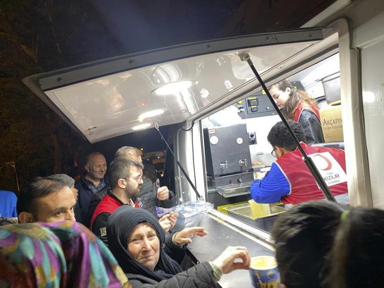 MARMARA’NIN KUZEY KIYILARINDA SİSLİ VE PUSLU BİR HAVA ETKİLİ